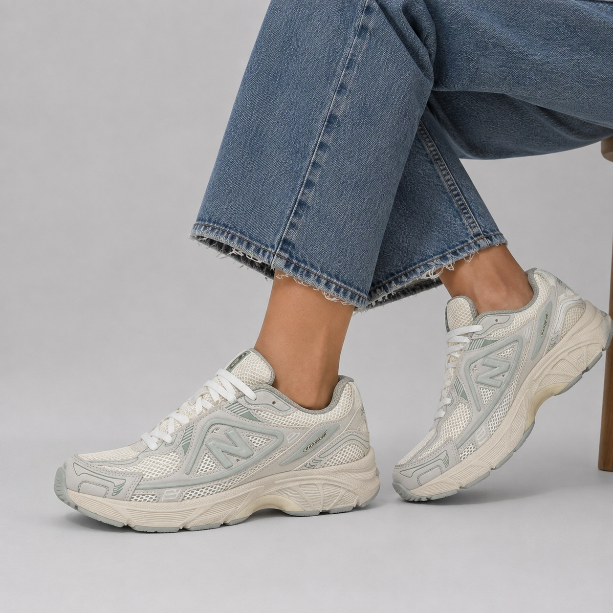 کفش ورزشی سفید سبز new balance مدل ۱۰۶۴